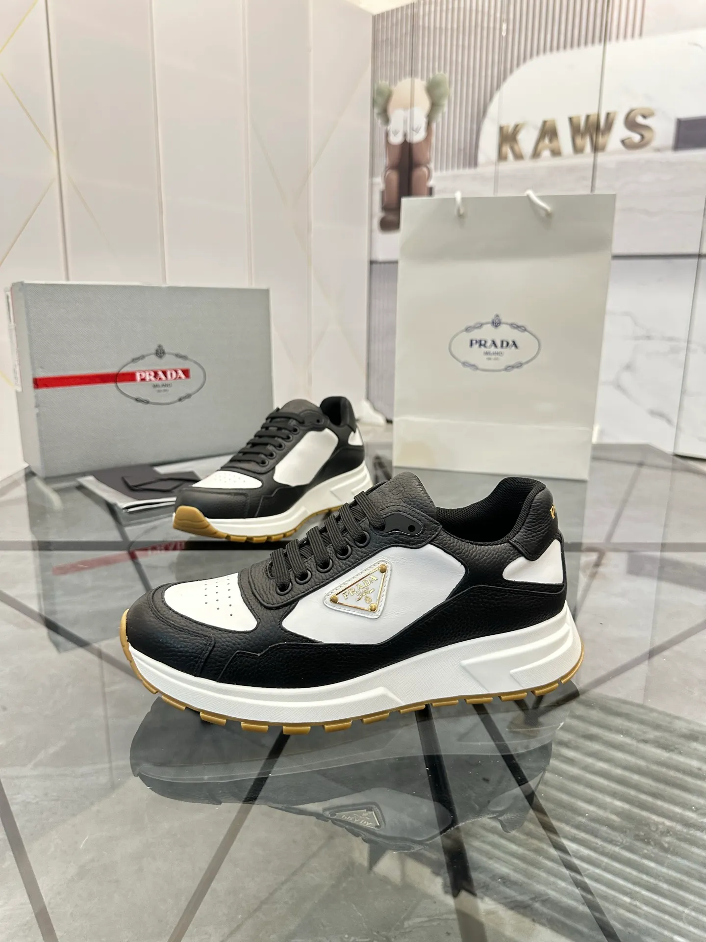 Men's shoes: 💰P600¥ High-end top quality Product trademark: Prada *"Prada*" low-top casual shoes Regular size: 38-45 (can be customized to 46) Product material: imported cowhide upper, breathable lining, cowhide foot pads, original ultra-light foam outsole. No.: 001